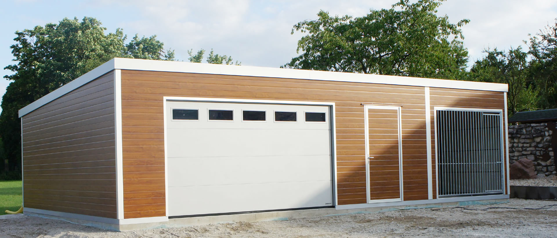Eine Garage aus Holz für historische Fahrzeuge